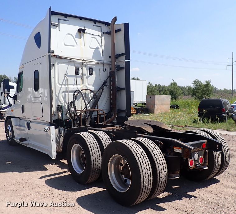 image for item DN1948 2014 Freightliner Cascadia 125  semi truck