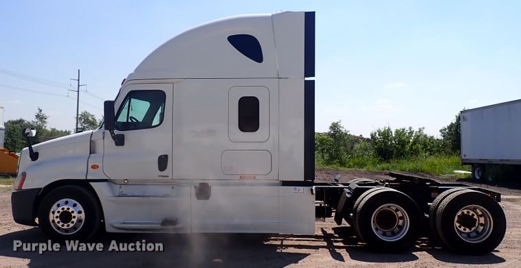 image for item DN1948 2014 Freightliner Cascadia 125  semi truck