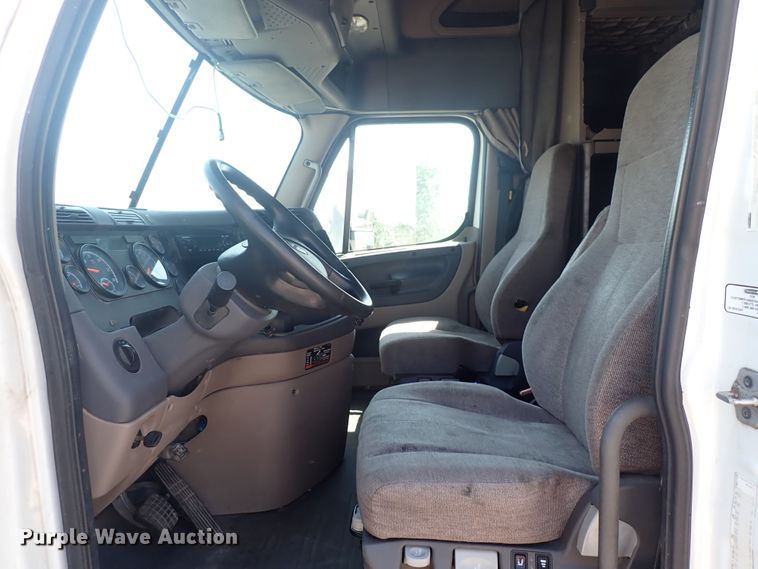 image for item DN1948 2014 Freightliner Cascadia 125  semi truck