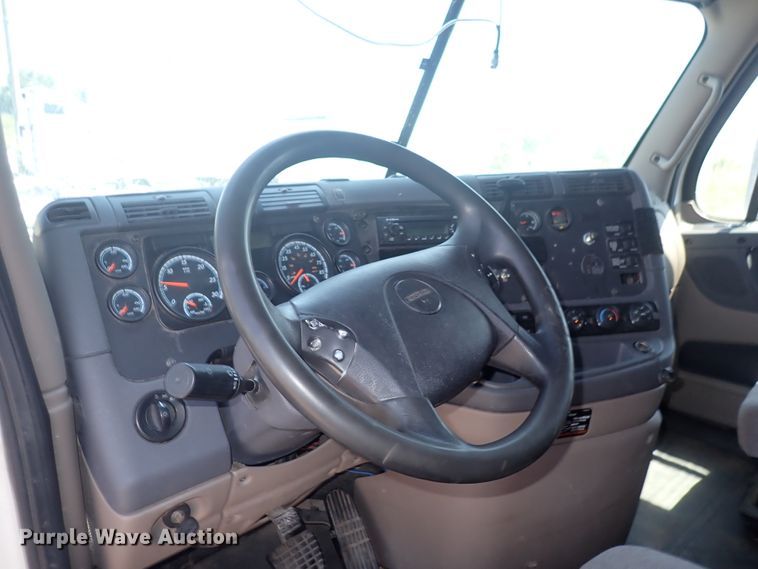 image for item DN1948 2014 Freightliner Cascadia 125  semi truck