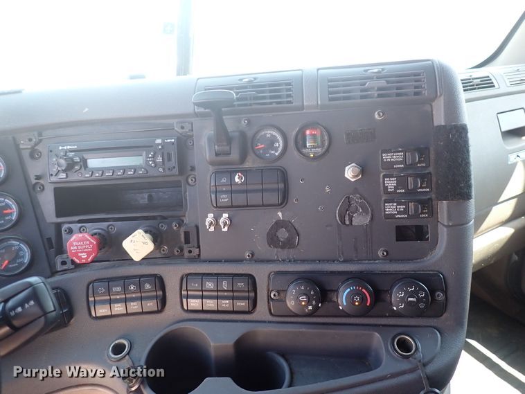 image for item DN1948 2014 Freightliner Cascadia 125  semi truck