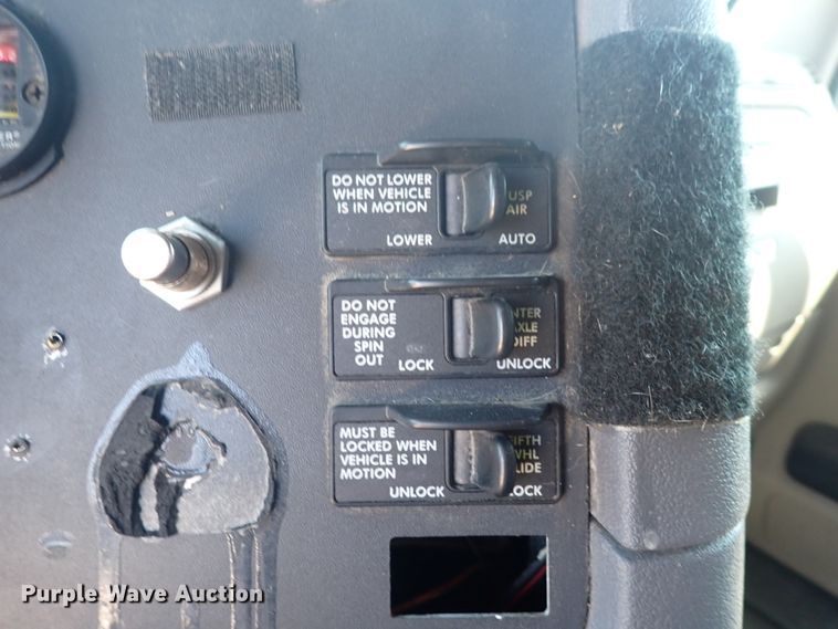 image for item DN1948 2014 Freightliner Cascadia 125  semi truck