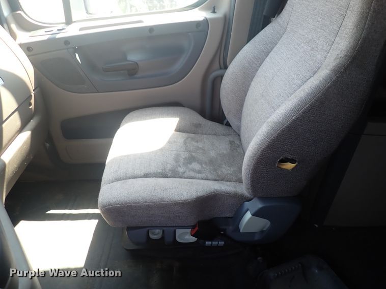 image for item DN1948 2014 Freightliner Cascadia 125  semi truck