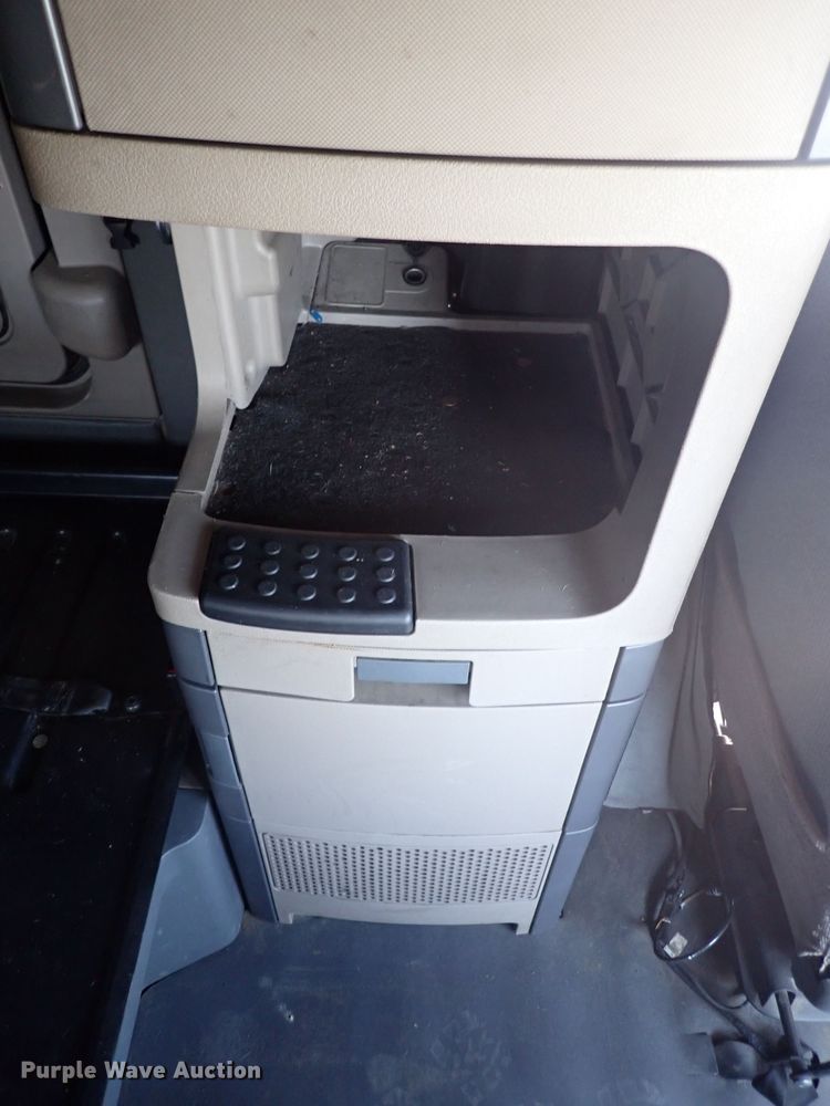 image for item DN1948 2014 Freightliner Cascadia 125  semi truck