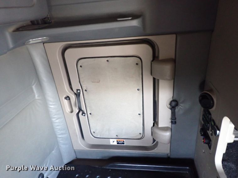 image for item DN1948 2014 Freightliner Cascadia 125  semi truck