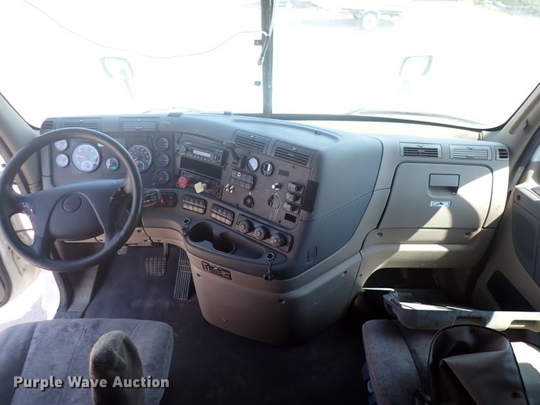 image for item DN1948 2014 Freightliner Cascadia 125  semi truck