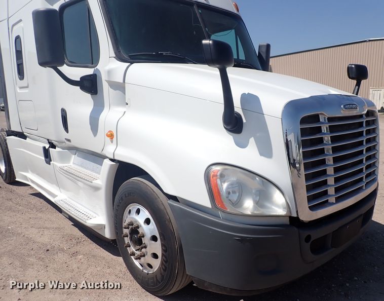 image for item DN1948 2014 Freightliner Cascadia 125  semi truck