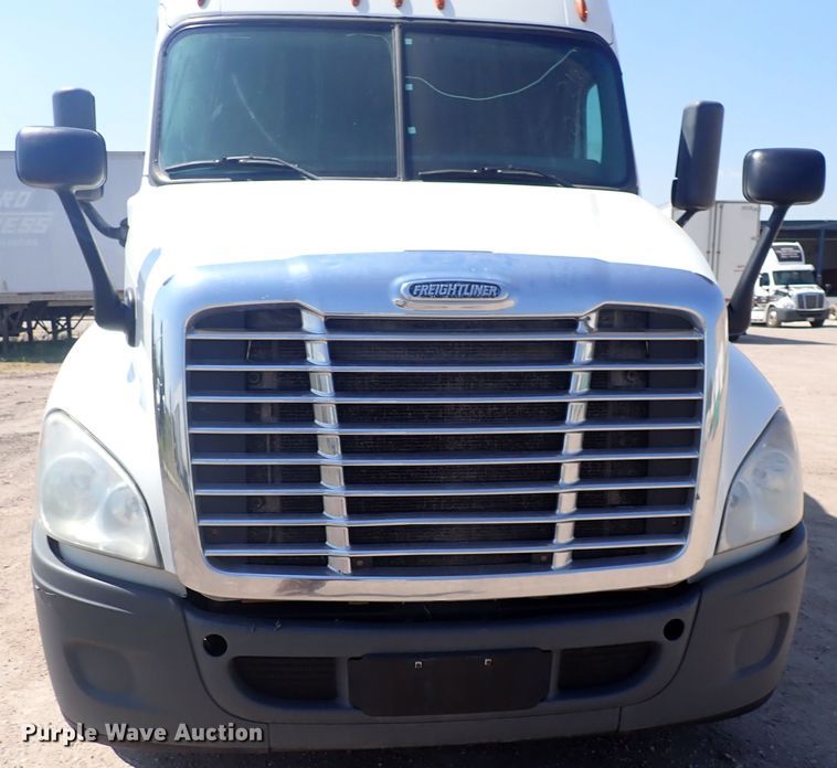 image for item DN1948 2014 Freightliner Cascadia 125  semi truck