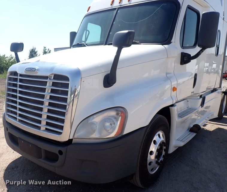 image for item DN1948 2014 Freightliner Cascadia 125  semi truck