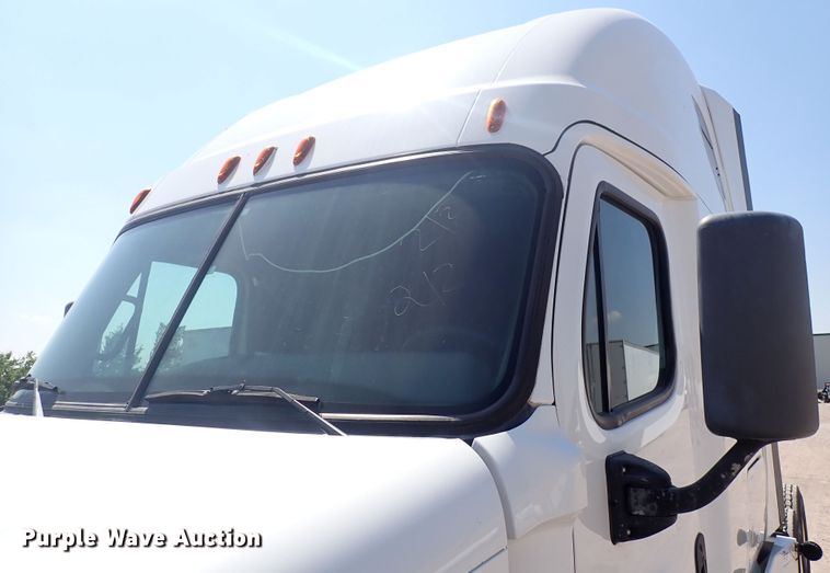 image for item DN1948 2014 Freightliner Cascadia 125  semi truck
