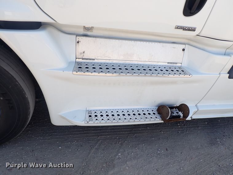 image for item DN1948 2014 Freightliner Cascadia 125  semi truck