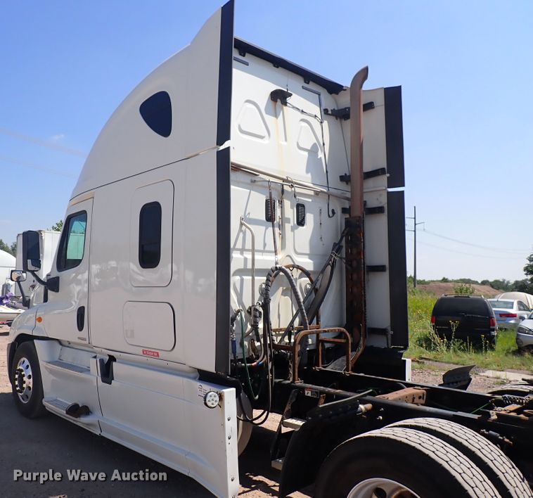 image for item DN1948 2014 Freightliner Cascadia 125  semi truck