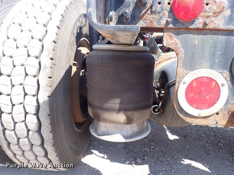 image for item DN1948 2014 Freightliner Cascadia 125  semi truck