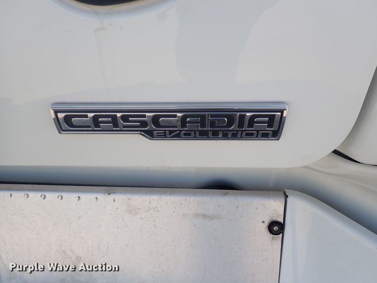 image for item DN1948 2014 Freightliner Cascadia 125  semi truck