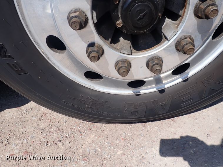 image for item DN1948 2014 Freightliner Cascadia 125  semi truck