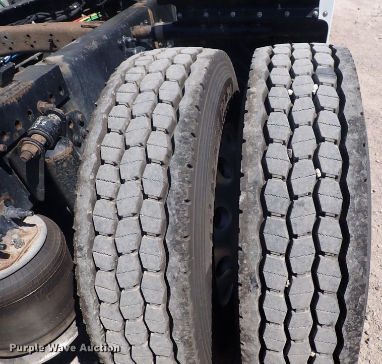 image for item DN1948 2014 Freightliner Cascadia 125  semi truck