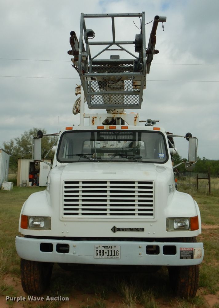 image for item HC9182 2000 International 4700  bucket truck