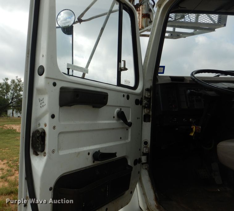 image for item HC9182 2000 International 4700  bucket truck