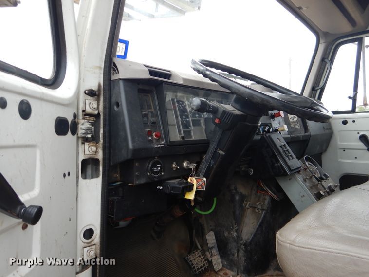 image for item HC9182 2000 International 4700  bucket truck