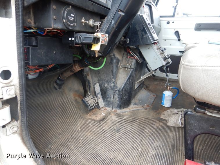 image for item HC9182 2000 International 4700  bucket truck