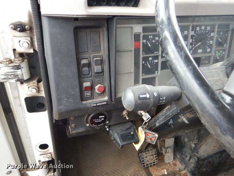 image for item HC9182 2000 International 4700  bucket truck