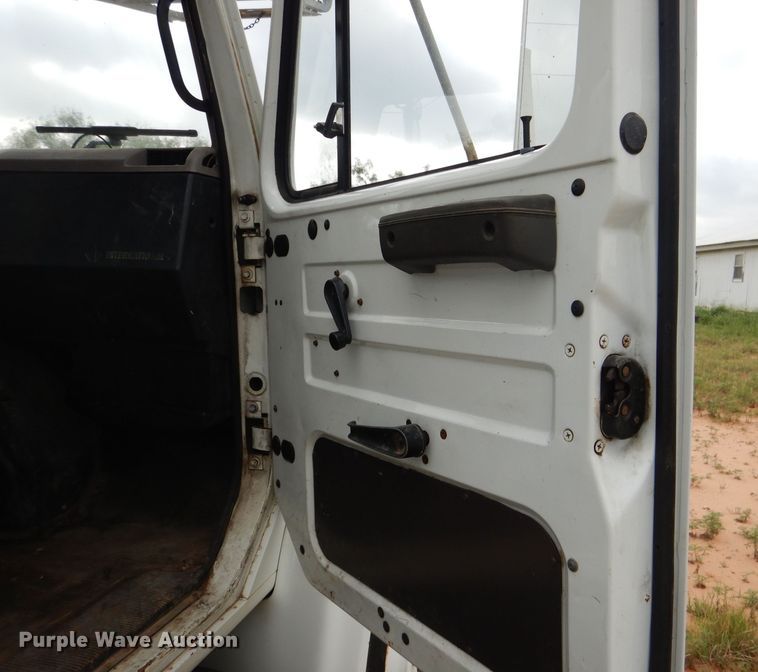 image for item HC9182 2000 International 4700  bucket truck