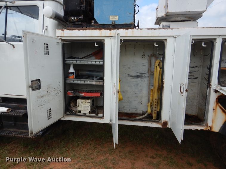 image for item HC9182 2000 International 4700  bucket truck