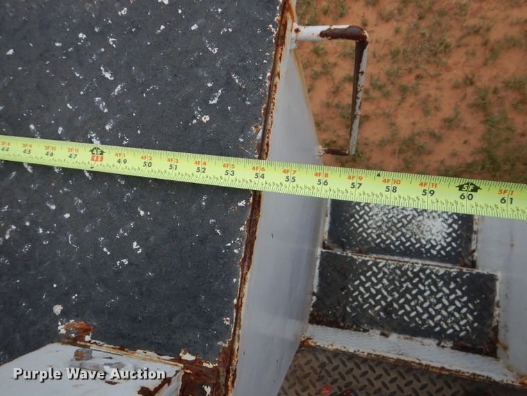 image for item HC9182 2000 International 4700  bucket truck