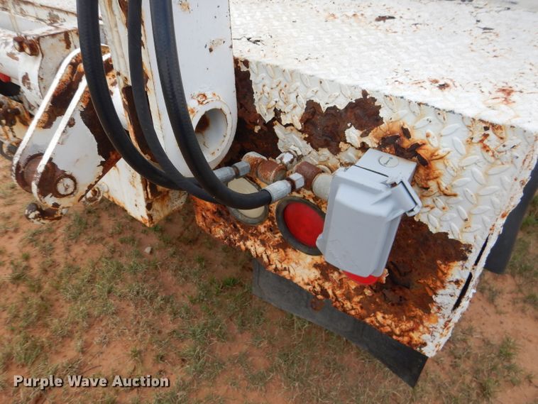 image for item HC9182 2000 International 4700  bucket truck