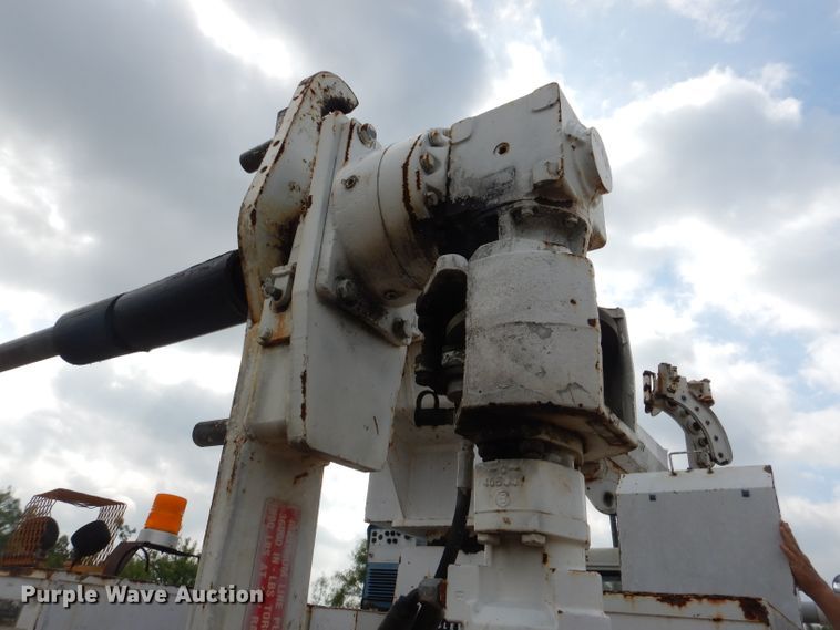 image for item HC9182 2000 International 4700  bucket truck