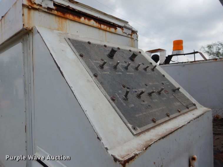 image for item HC9182 2000 International 4700  bucket truck