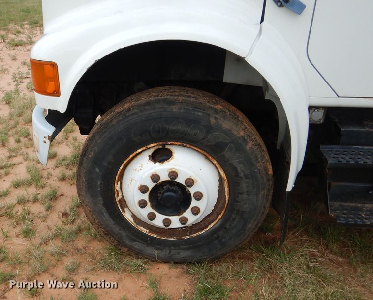 image for item HC9182 2000 International 4700  bucket truck