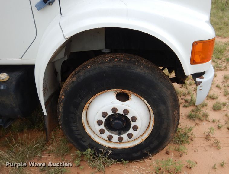 image for item HC9182 2000 International 4700  bucket truck