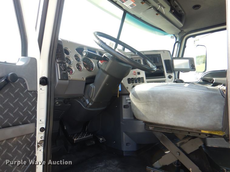 image for item HT9378 2012 Mack CHU613  semi truck