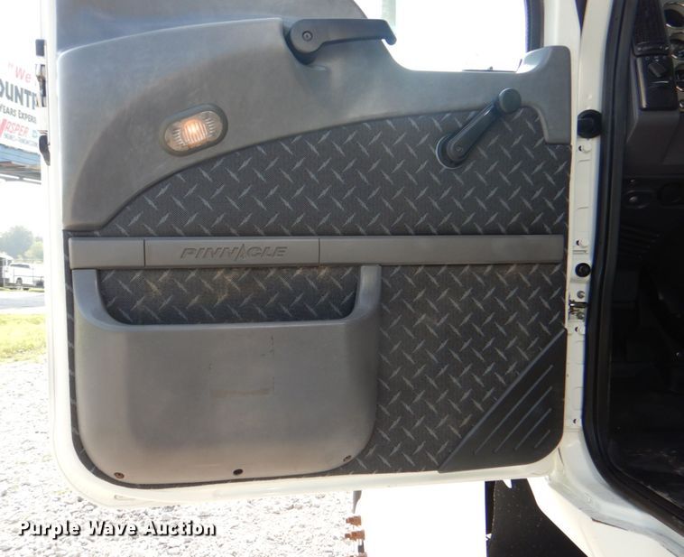 image for item HT9378 2012 Mack CHU613  semi truck