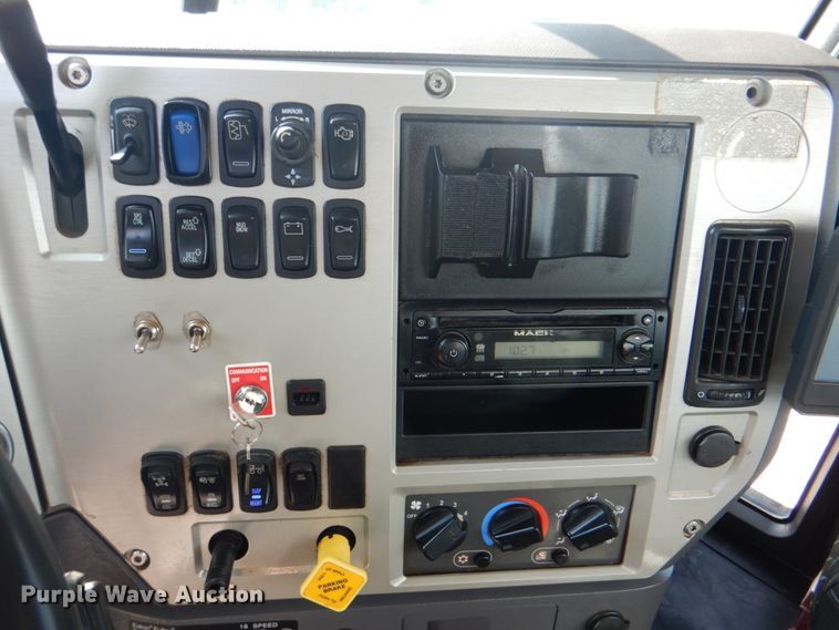 image for item HT9378 2012 Mack CHU613  semi truck