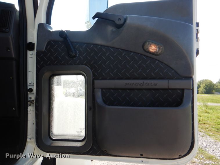 image for item HT9378 2012 Mack CHU613  semi truck