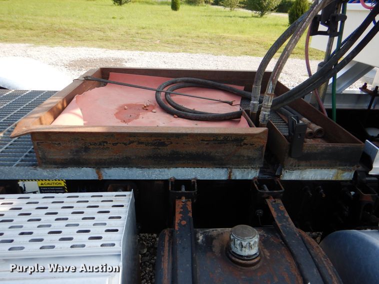 image for item HT9378 2012 Mack CHU613  semi truck