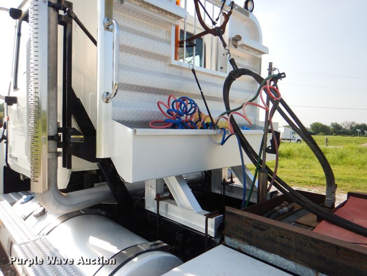 image for item HT9378 2012 Mack CHU613  semi truck