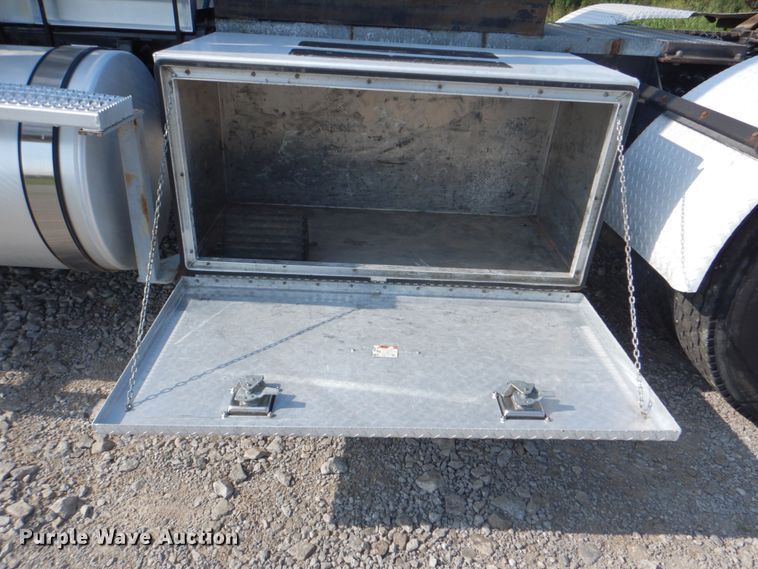 image for item HT9378 2012 Mack CHU613  semi truck