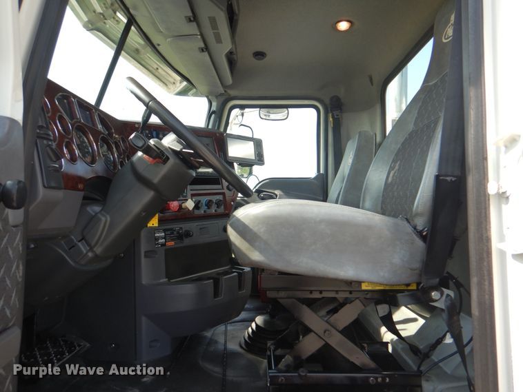 image for item HT9379 2013 Mack CHU613  semi truck