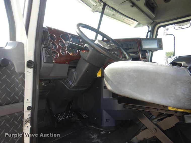 image for item HT9379 2013 Mack CHU613  semi truck