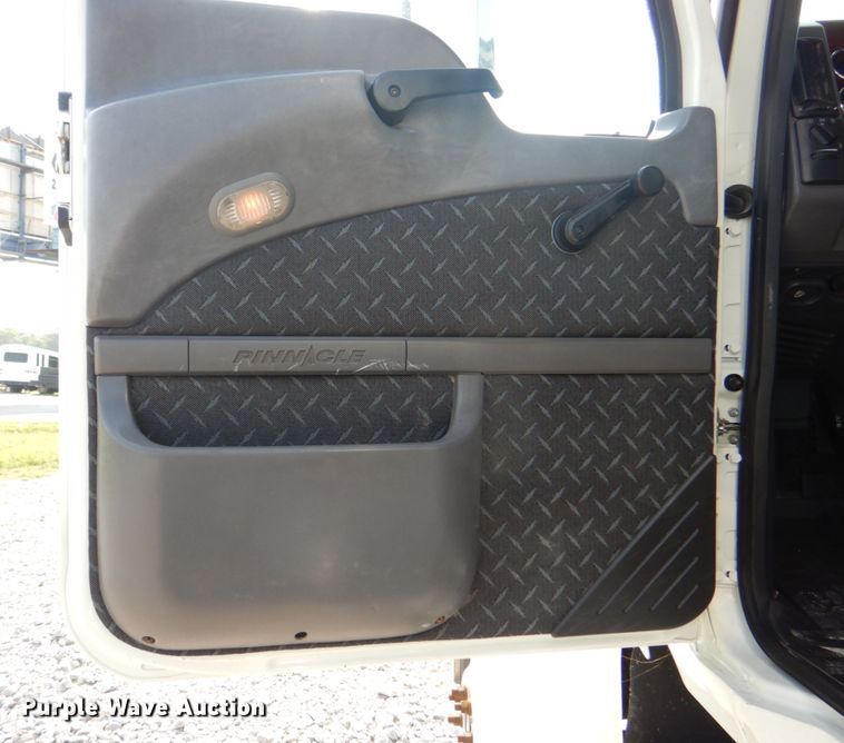 image for item HT9379 2013 Mack CHU613  semi truck