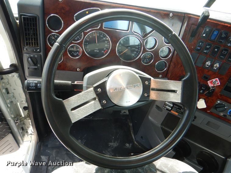 image for item HT9379 2013 Mack CHU613  semi truck