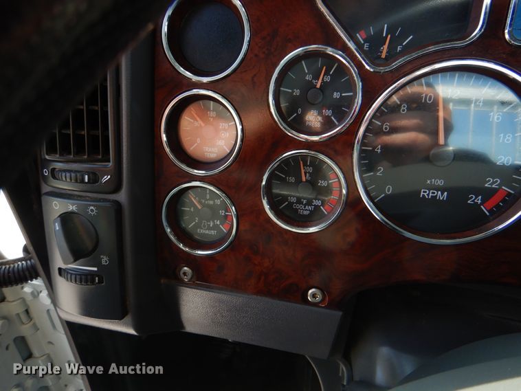 image for item HT9379 2013 Mack CHU613  semi truck