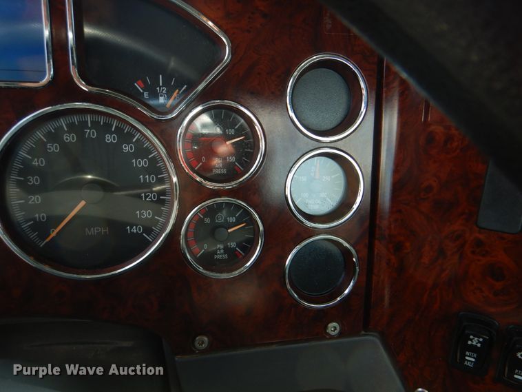 image for item HT9379 2013 Mack CHU613  semi truck