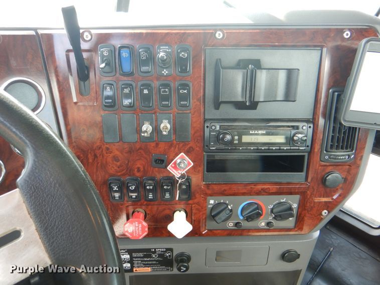 image for item HT9379 2013 Mack CHU613  semi truck