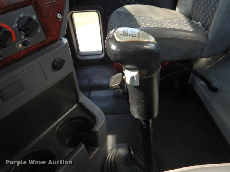 image for item HT9379 2013 Mack CHU613  semi truck