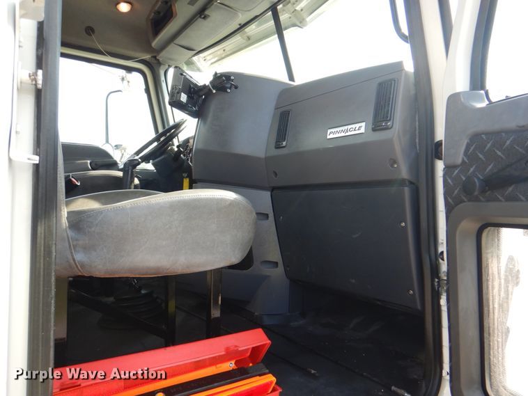 image for item HT9379 2013 Mack CHU613  semi truck