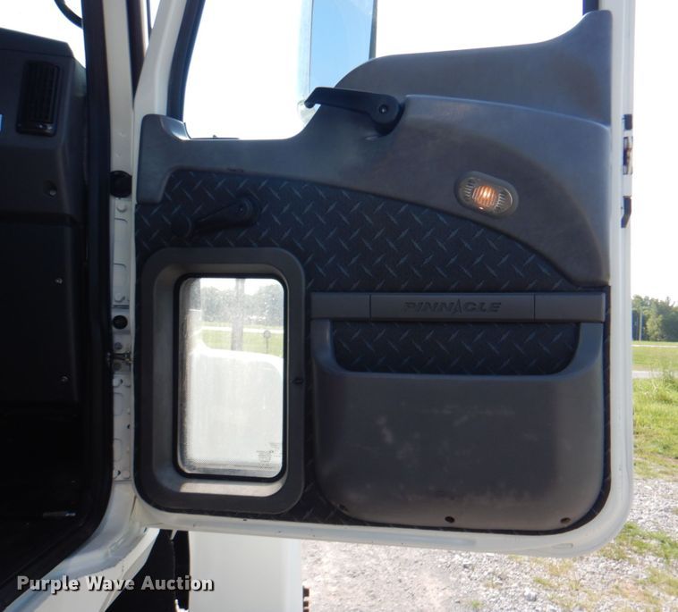 image for item HT9379 2013 Mack CHU613  semi truck